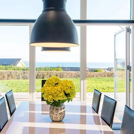 10 Person In Sjolund-by Traum