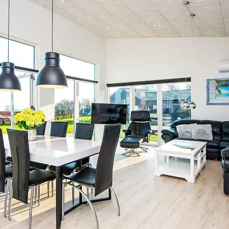 10 Person In Sjolund-by Traum *