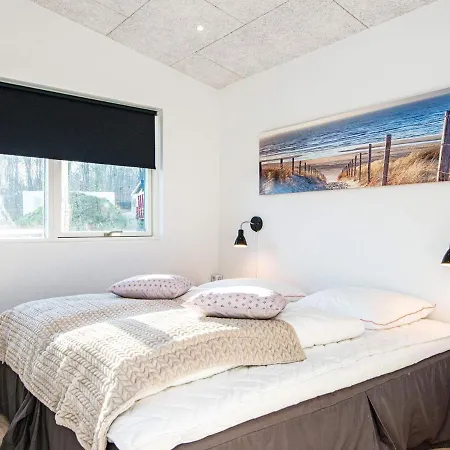 10 Person In Sjolund-by Traum Sjolund