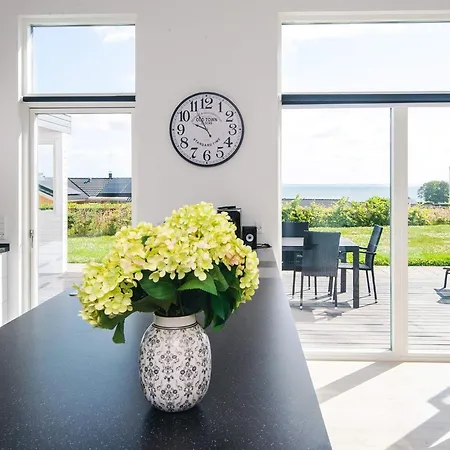 10 Person In Sjolund-by Traum *