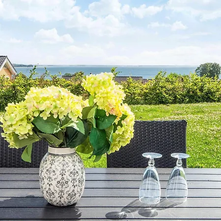 10 Person In Sjolund-by Traum Sjolund