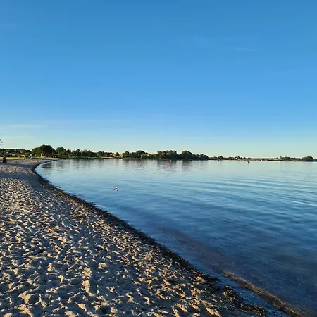 10 Person In Sjolund-by Traum